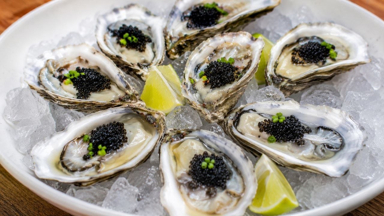 Ostra fresca servida pela A Casa das Ostras